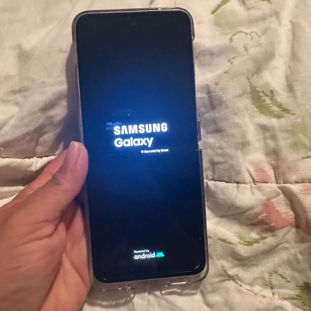 Samsung Galaxy Flip wireless Phone with Case and ear buds